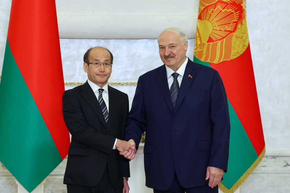 信任状捧呈式に参加する久野大使